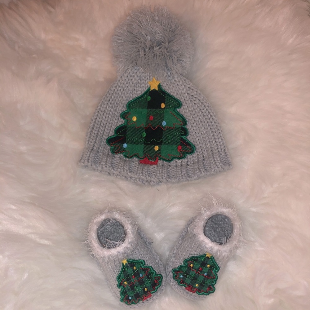 Newborn Xmas booties and hat